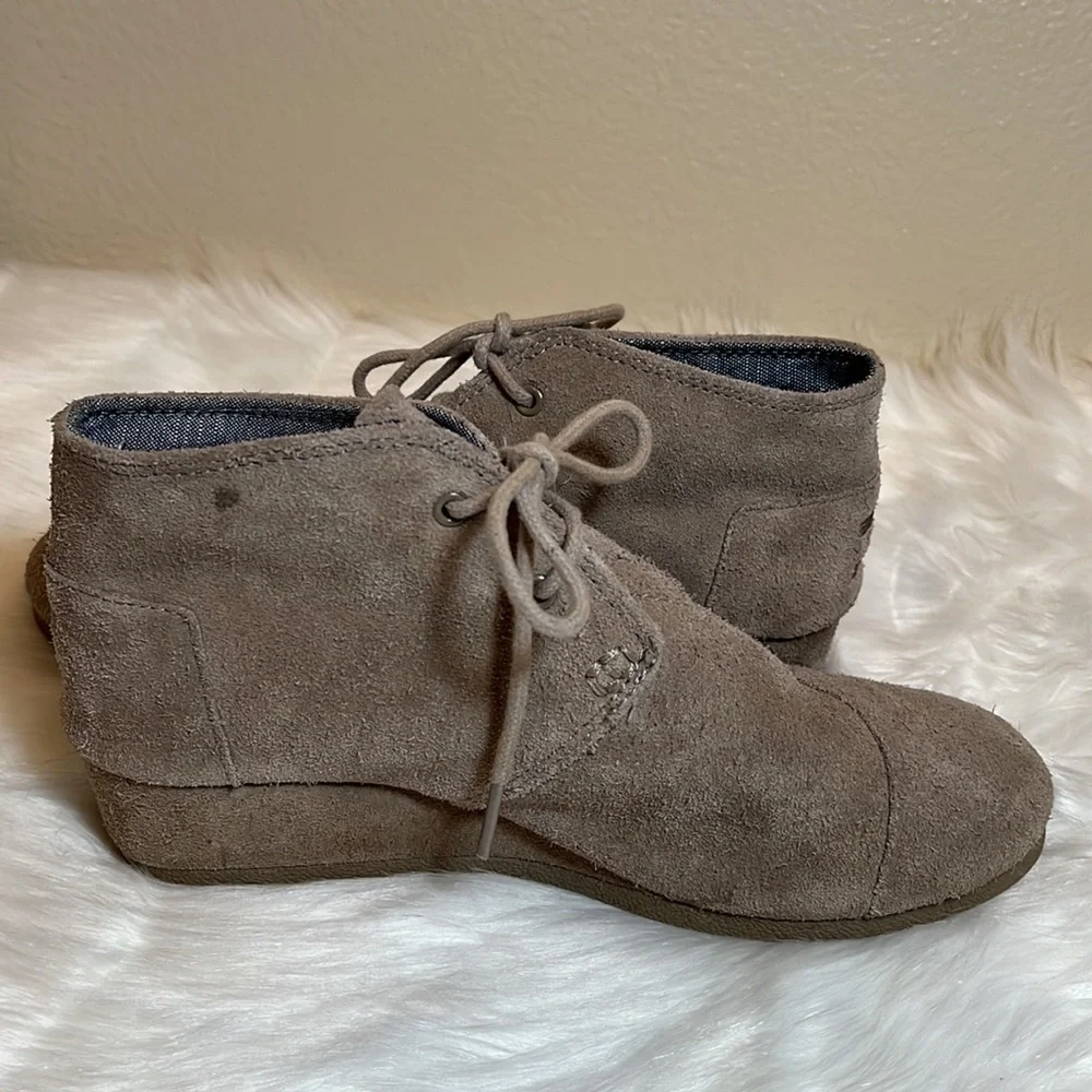 TOMS Tan Wedge Lace Youth Shoe